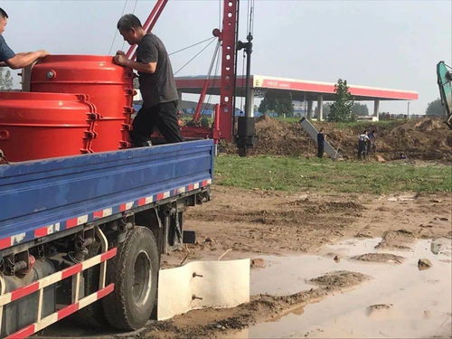 东明自来水公司连夜抢修破损水管道,现场图